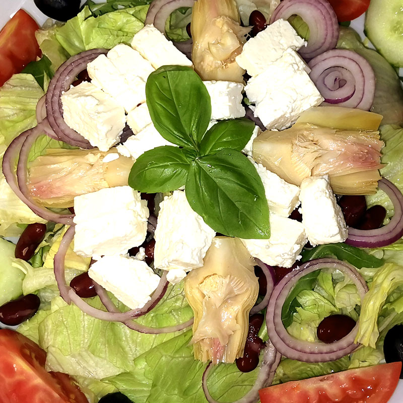 Bauernsalat: Gemischter Salat, Schafskäse, Oliven, Zwiebeln, Bohnen ...